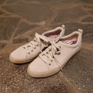 Born Canvas Tennies